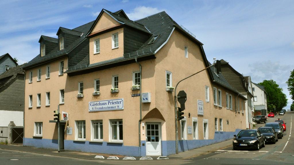 Hotel Gaestehaus Priester Limburg an der Lahn Exterior photo